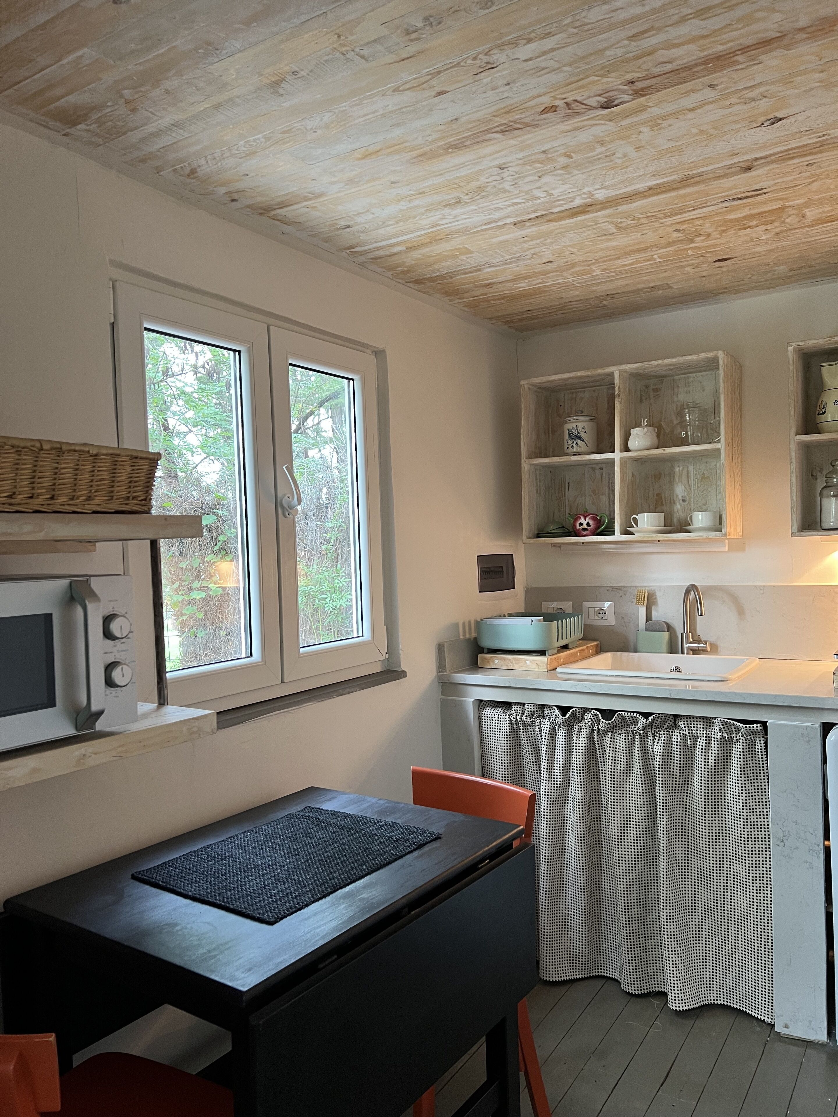 Kühlschrank, Mikrowelle, Herdplatte, Wasserkocher mit Kaffee-/Teezubehör