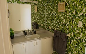 Secadora de cabello, bidet, toallas, jabón 