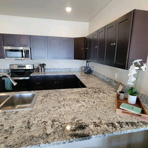 ثلاجة، ميكروويف، فرن، موقد طهي مسطح