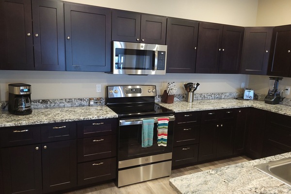 Geladeira, micro-ondas, fogão, cooktop