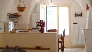 Una habitación amplia con cama, comedor y cocina.