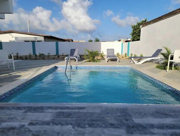 Una piscina al aire libre