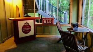 Eine Barbereich mit einem Schild für 'Whiskey Bar' und einem Zapfhahn für 'Corona Extra'-Bier.