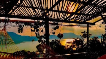 Suíte luxo, 1 cama King, terraço, vista para o lago | Vista da propriedade