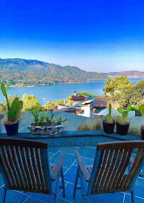 Suíte luxo, 1 cama King, terraço, vista para o lago | Área da propriedade