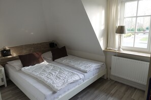 2 bedrooms, travel cot, free WiFi, bed sheets - Cozy apartment under the roof with two bedrooms (Sankt Peter-Ording)