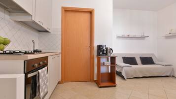 Eenvoudig appartement | Privékeuken | Een koelkast/vriezer, een magnetron, een oven, een espressoapparaat