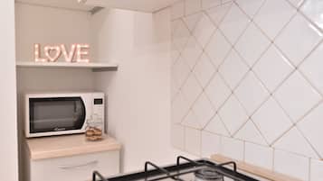 Refrigerador con freezer, microondas, horno, cafetera expreso