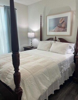 1 bedroom, WiFi - Private room in condo. A beauty! 5 mins from MCO 15 mins to Disney (Orlando)