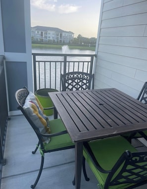Outdoor dining - Private room in condo. A beauty! 5 mins from MCO 15 mins to Disney (Orlando)