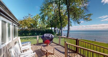 HART’S HAVEN Lakefront Cottage in Waupoos. Close to The Sandbanks and wineries.