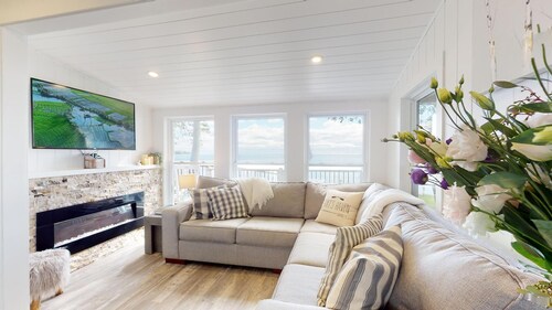 HART’S HAVEN  Lakefront Cottage in Waupoos. Close to The Sandbanks and wineries.