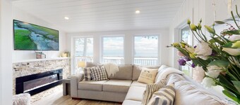 HART’S HAVEN  Lakefront Cottage in Waupoos. Close to The Sandbanks and wineries.