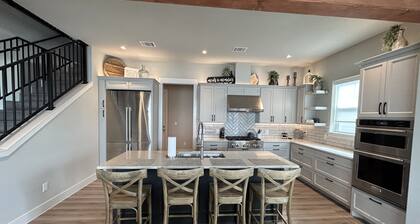 Shenanigans New Large home steps from the water. Heated Pool hot tub boat slip