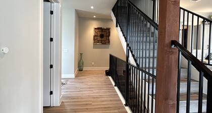 Shenanigans New Large home steps from the water. Heated Pool hot tub boat slip