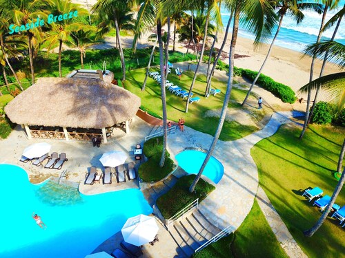 Splendid beachfront penthouse - close to town!
