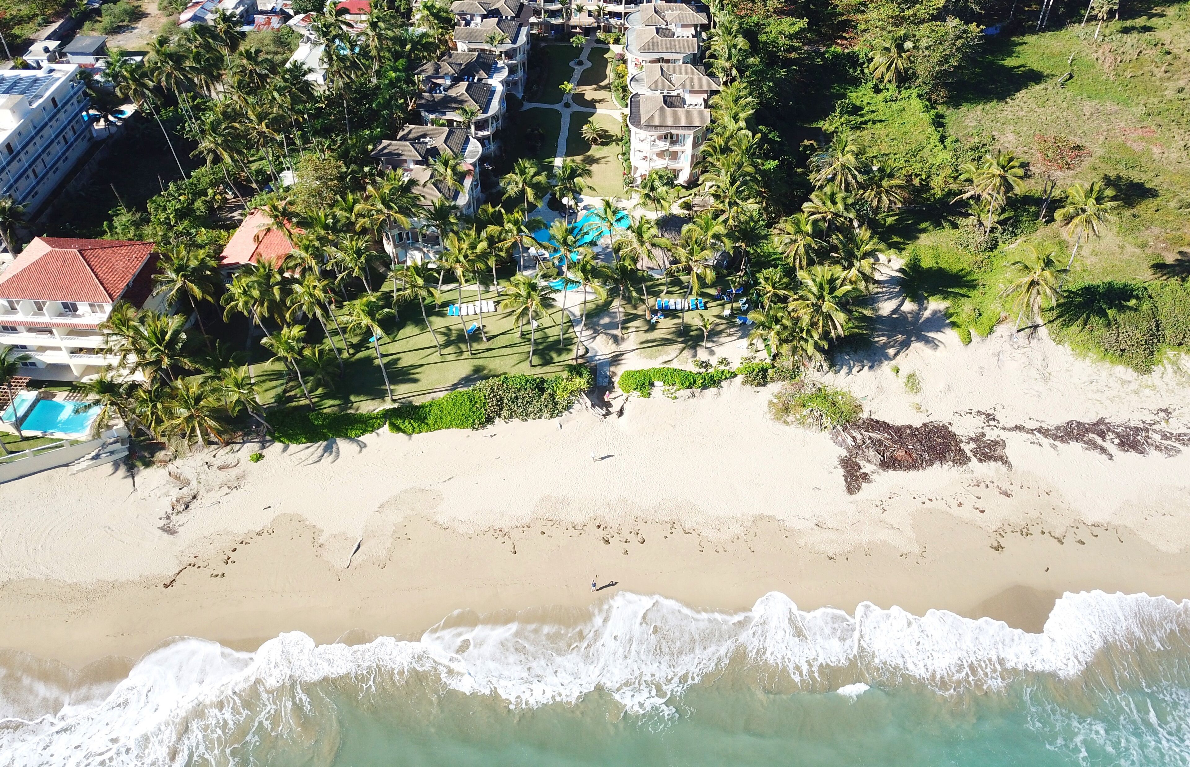 Sulla spiaggia, lettini da mare, teli da spiaggia
