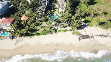 Sulla spiaggia, lettini da mare, teli da spiaggia