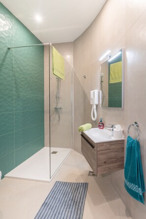Dusche, Haartrockner, Bidet, Handtücher