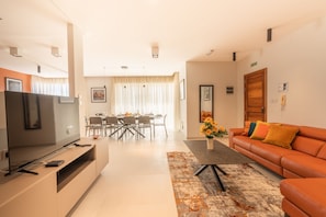 Smart TV, videogiochi, tavolo da ping pong