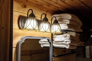 Romantische Ferienhütte | Badezimmer | Dusche, Regendusche, Haartrockner, Handtücher