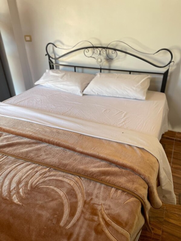 1 bedroom, bed sheets