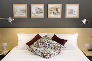 Comfort dubbelrum - 1 queensize-säng - icke-rökare - balkong (bagno privato esterno) | Sängtillbehör av högsta kvalitet, duntäcken och bäddmadrasser