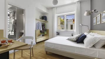 Deluxe Double Room, 1 Queen Bed, Non Smoking, Courtyard View