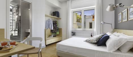 Habitación Deluxe doble, 1 cama de matrimonio, no fumadores, vistas al patio | Ropa de cama de alta calidad y edredones de plumas