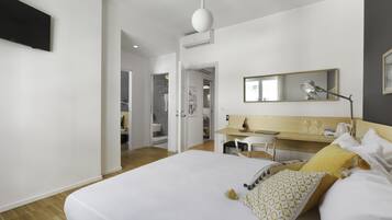 Neljän hengen perhehuone, useita sänkyjä, tupakointi kielletty, kaupunkinäköala | Ylelliset vuodevaatteet, untuvapeitot, pillowtop-patjalliset sängyt