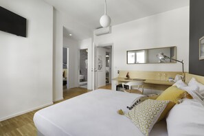 Family Quadruple Room, Multiple Beds, Non Smoking, City View | Premium bedding, down comforters, pillowtop beds, in-room safe - Vivaldo Suite - Piazza dei Martiri (Naples)