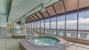 Zona de piscina al terrat amb dues banyeres d'hidromassatge i vista al perfil urbà de la ciutat.
