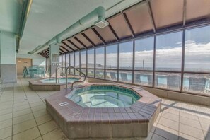 Ein Poolbereich auf dem Dach mit zwei Whirlpools und Blick auf die Stadtlandschaft.