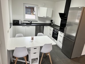 Kühlschrank, Mikrowelle, Ofen, Herdplatte