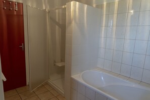 Séchoir à cheveux, papier de toilette
