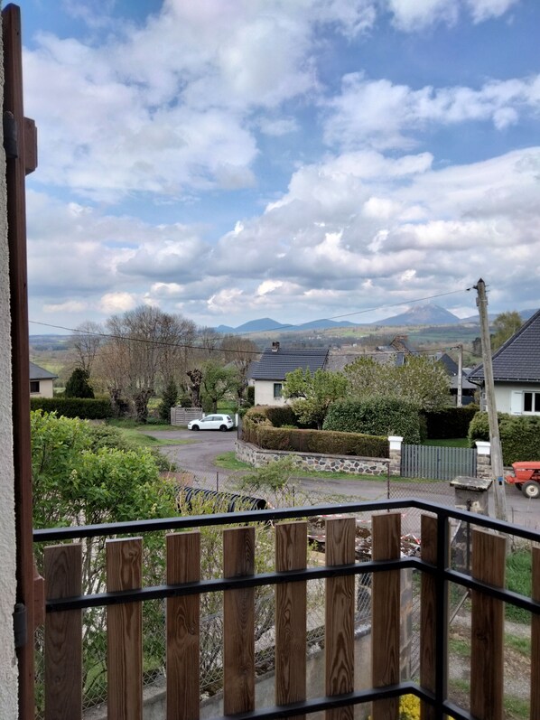 Property grounds - Ideal for family vacations, pets welcome! (Saint Bonnet Près Orcival)