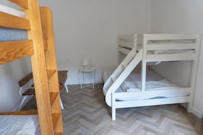 2 Schlafzimmer, Schreibtisch, Bügeleisen/Bügelbrett, Reisekinderbett