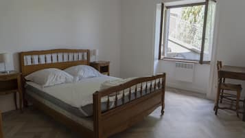 2 bedrooms, desk, iron/ironing board, travel cot