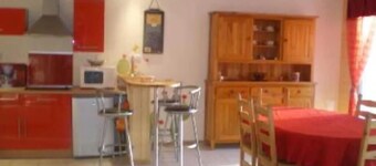 Charming garden apartment near lake and town center