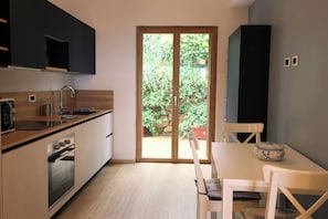 Frigorifero, microonde, forno, piano cottura