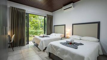 3 bedrooms, desk, iron/ironing board, free WiFi