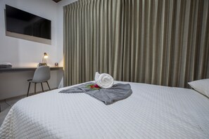 3 bedrooms, desk, iron/ironing board, free WiFi