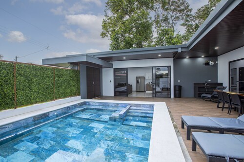 Luxury House - Arenal Vocano View - Private pool - 2 km from Fortuna Downtown!