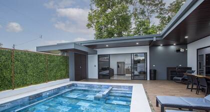 Luxury House - Arenal Vocano View - Private pool - 2 km from Fortuna Downtown!