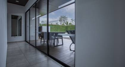 Luxury House - Arenal Vocano View - Private pool - 2 km from Fortuna Downtown!