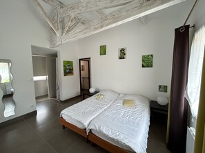 3 bedrooms, iron/ironing board, travel cot, free WiFi
