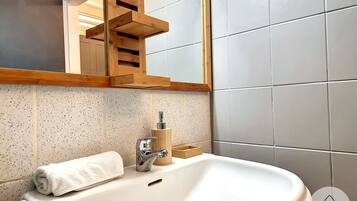 Dusche, Haartrockner, HandtĂŒcher, Seife