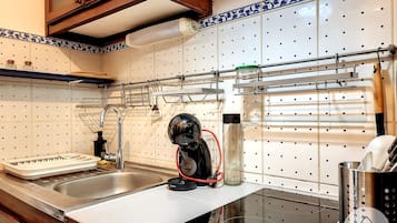 Kühlschrank, Mikrowelle, Herdplatte, Wasserkocher mit Kaffee-/Teezubehör