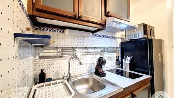 Frigorífico, microondas, placa de cocina y cafetera o tetera