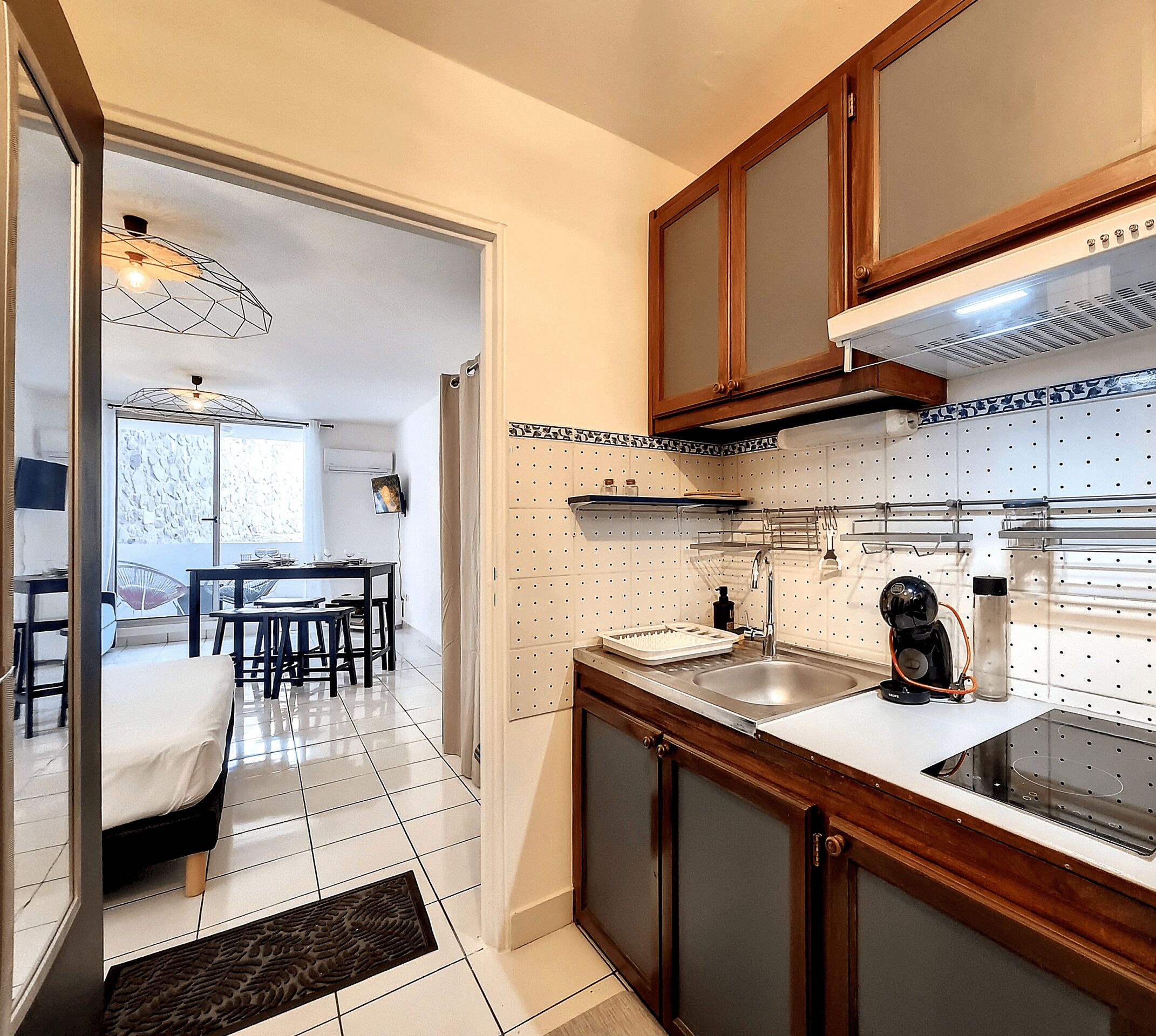 Kjøleskap, mikrobølgeovn, kokeplater og kaffetrakter/tekoker